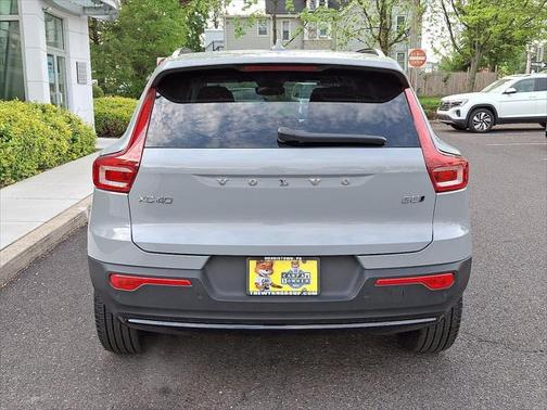 2025 Volvo XC40 B5 Plus Dark Theme