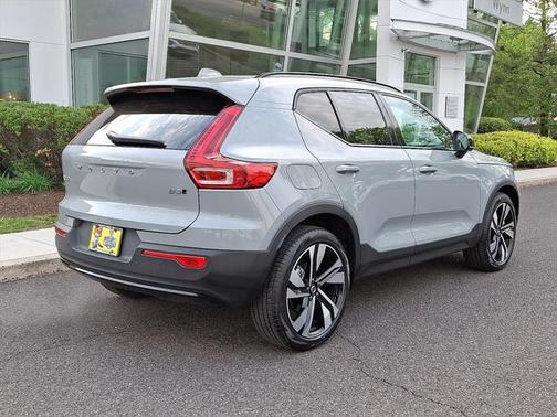 2025 Volvo XC40 B5 Plus Dark Theme