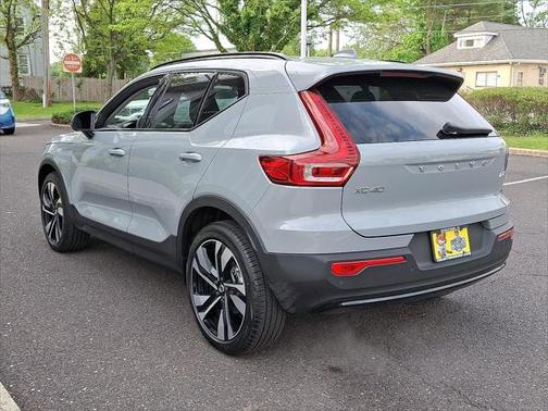 2025 Volvo XC40 B5 Plus Dark Theme