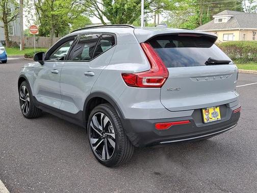 2025 Volvo XC40 B5 Plus Dark Theme