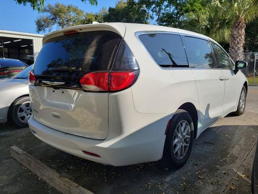 2022 Chrysler Voyager LX