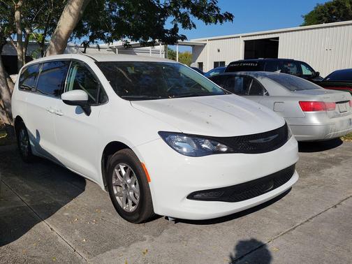 2022 Chrysler Voyager LX