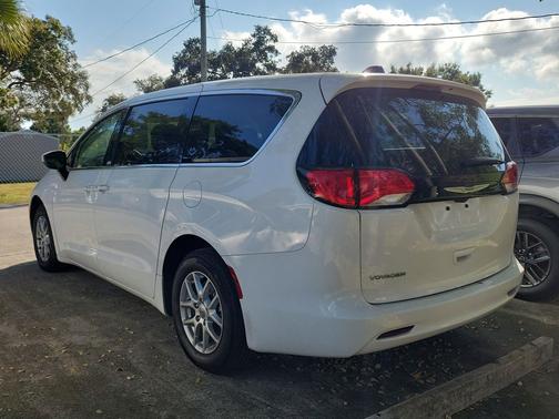 2022 Chrysler Voyager LX