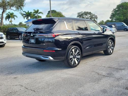 Labrador Black Pearl 2026 Mitsubishi Outlander SE 1.5T 2WD