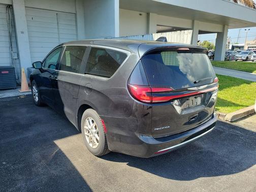 Brilliant Black Crystal Pearlcoat 2023 Chrysler Pacifica Touring L