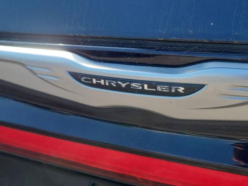 Brilliant Black Crystal Pearlcoat 2023 Chrysler Pacifica Touring L