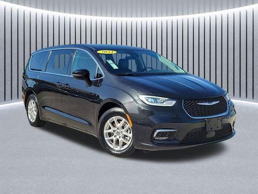 Brilliant Black Crystal Pearlcoat 2023 Chrysler Pacifica Touring L