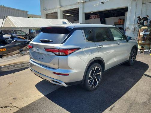 Alloy Silver Metallic 2024 Mitsubishi Outlander SE