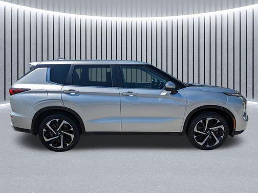 Alloy Silver Metallic 2024 Mitsubishi Outlander SE