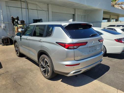 Alloy Silver Metallic 2024 Mitsubishi Outlander SE