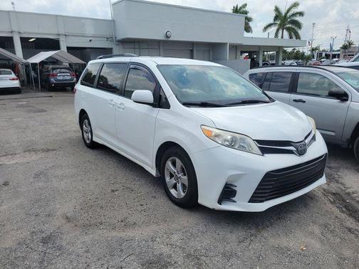 2018 Toyota Sienna LE