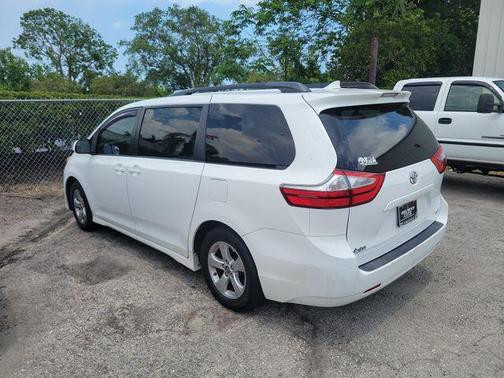 2018 Toyota Sienna LE