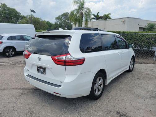 2018 Toyota Sienna LE