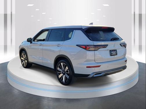 White Diamond 2026 Mitsubishi Outlander SE 1.5T 2WD