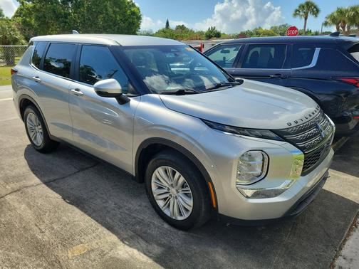 Alloy Silver Metallic 2024 Mitsubishi Outlander ES 2.5 2WD