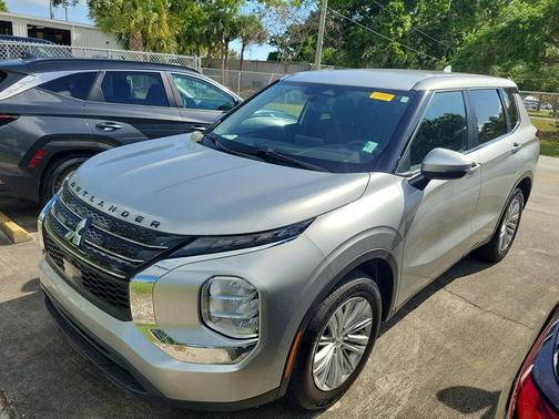 Alloy Silver Metallic 2024 Mitsubishi Outlander ES 2.5 2WD