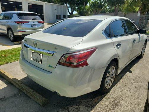 Pearl White 2013 Nissan Altima 2.5 S