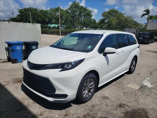 2024 Toyota Sienna LE