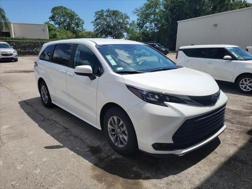 2024 Toyota Sienna LE