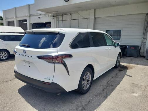 2024 Toyota Sienna LE