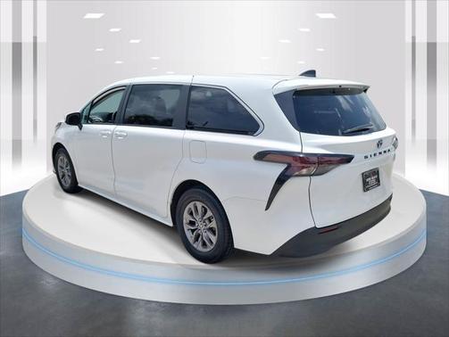 2024 Toyota Sienna LE
