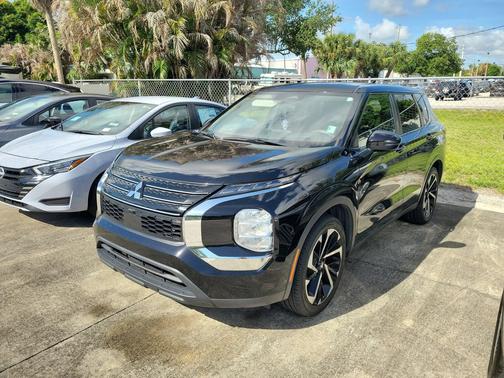 Labrador Black Pearl 2022 Mitsubishi Outlander ES 2.5 2WD