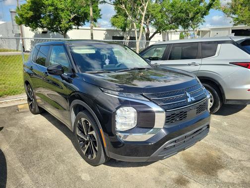 Labrador Black Pearl 2022 Mitsubishi Outlander ES 2.5 2WD