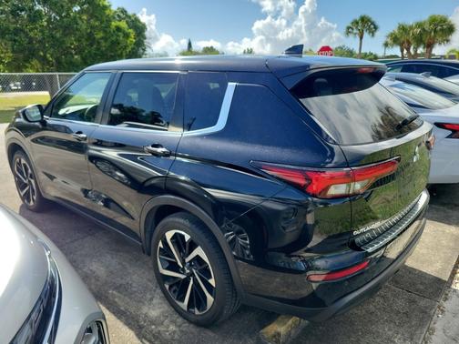 Labrador Black Pearl 2022 Mitsubishi Outlander ES 2.5 2WD