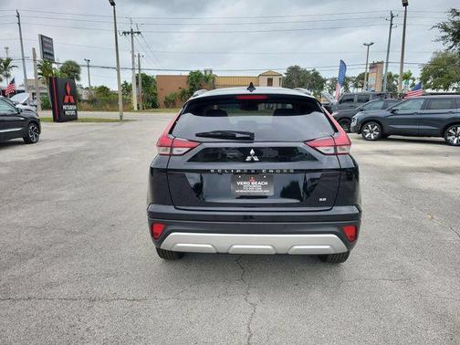 Labrador Black Pearl 2026 Mitsubishi Eclipse Cross SE