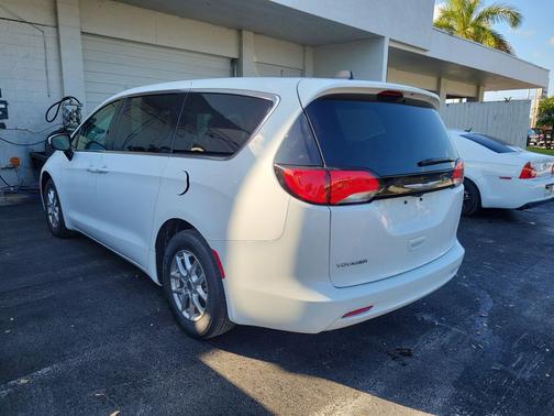 2022 Chrysler Voyager LX