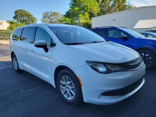2022 Chrysler Voyager LX