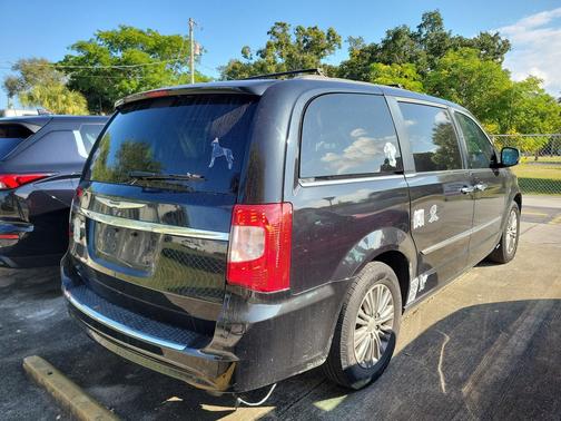 2016 Chrysler Town & Country Touring-L