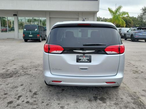 2024 Chrysler Voyager LX