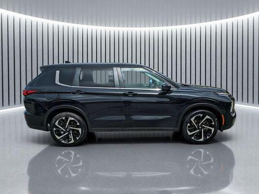 Black 2024 Mitsubishi Outlander SE