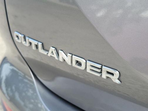 2022 Mitsubishi Outlander Black Edition 2WD