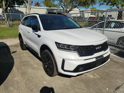 Glacial White Pearl 2023 Kia Sorento SX
