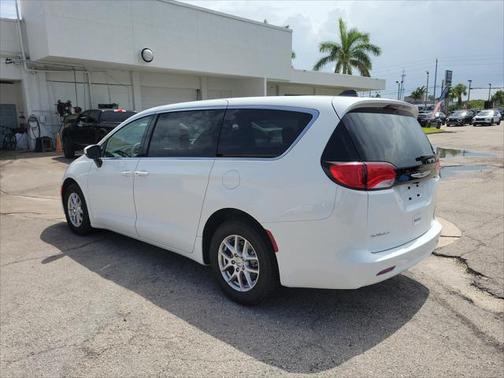 2023 Chrysler Voyager LX