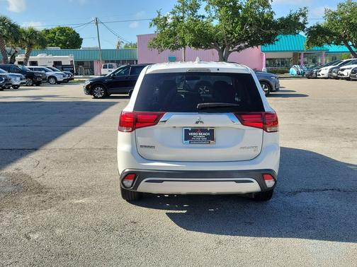 Pearl White 2019 Mitsubishi Outlander SE