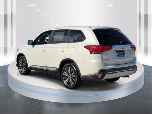Pearl White 2019 Mitsubishi Outlander SE