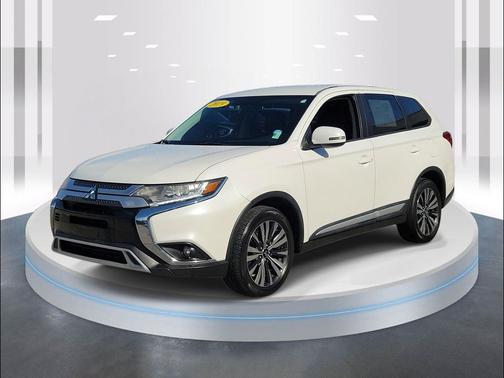 Pearl White 2019 Mitsubishi Outlander SE