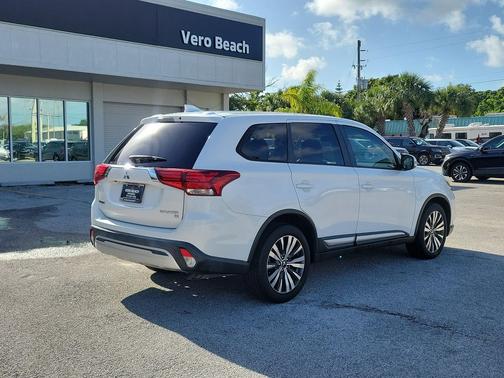 Pearl White 2019 Mitsubishi Outlander SE
