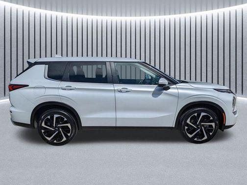 White Diamond 2024 Mitsubishi Outlander SE