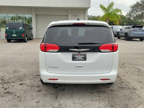 2023 Chrysler Voyager LX