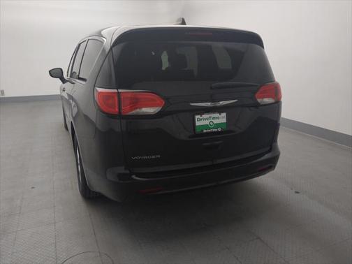 2022 Chrysler Voyager LX