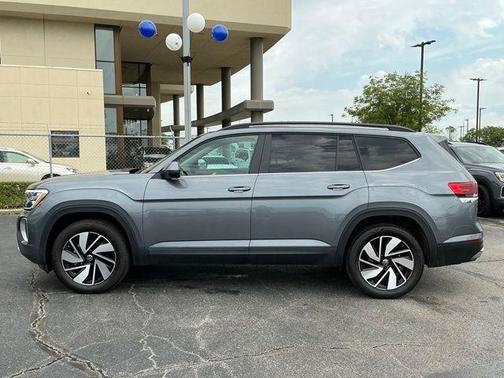 Platinum Gray Metallic 2025 Volkswagen Atlas 2.0T SE w/Technology