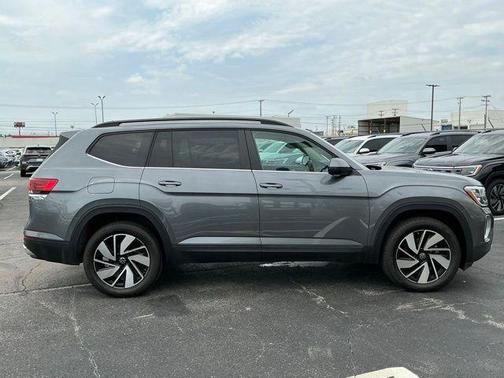 Platinum Gray Metallic 2025 Volkswagen Atlas 2.0T SE w/Technology