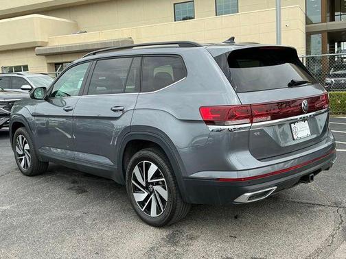 Platinum Gray Metallic 2025 Volkswagen Atlas 2.0T SE w/Technology