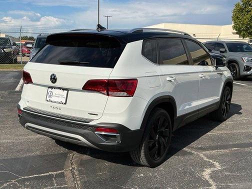 Pure White / Black Roof 2024 Volkswagen Taos 1.5T SE