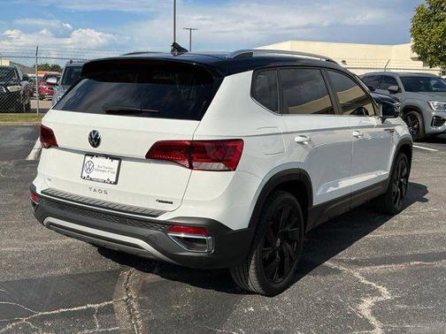 Pure White / Black Roof 2024 Volkswagen Taos 1.5T SE