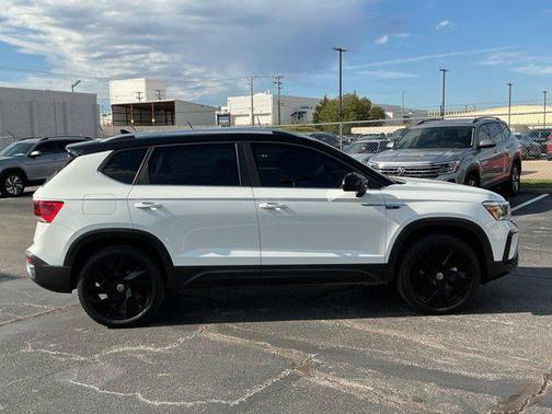 Pure White / Black Roof 2024 Volkswagen Taos 1.5T SE